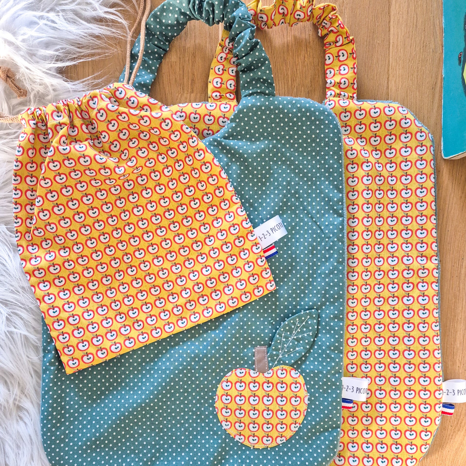 Grand bavoir enfant   et son pochon de rangement