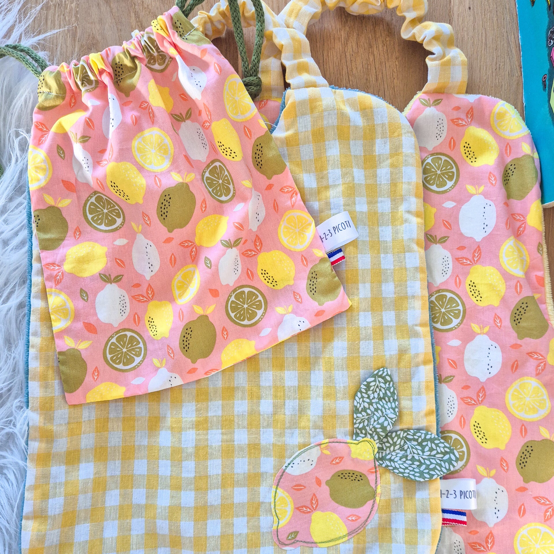 Grand bavoir enfant   et son pochon de rangement