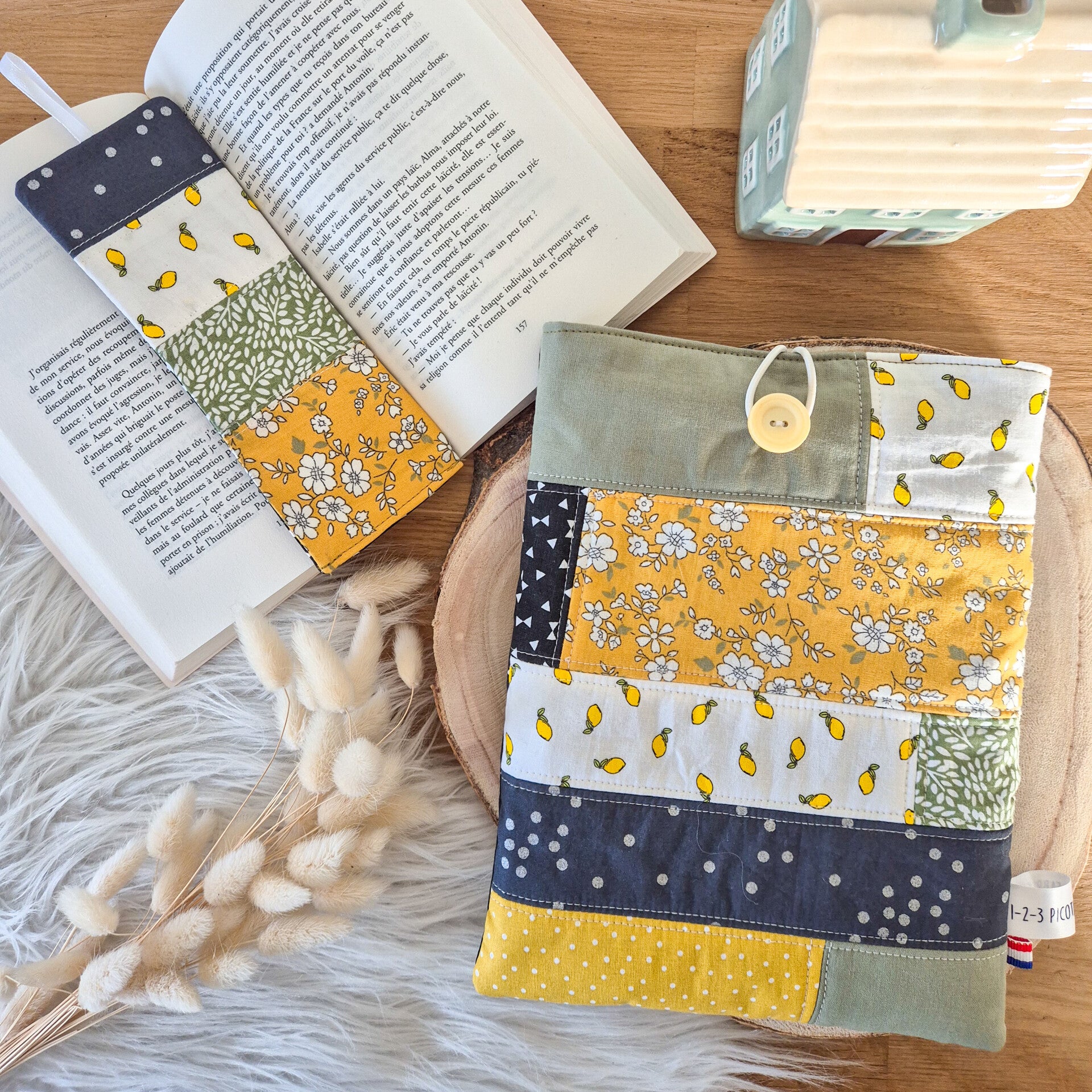 Pochette à livre et son marque page