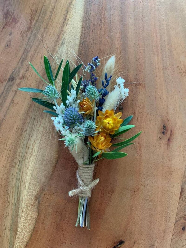 Boutonnière en fleurs séchées