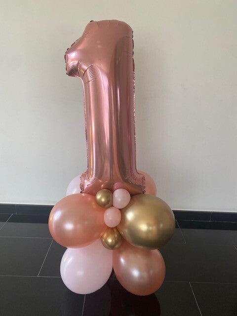 Cijfer op voet 1st, 66cm.