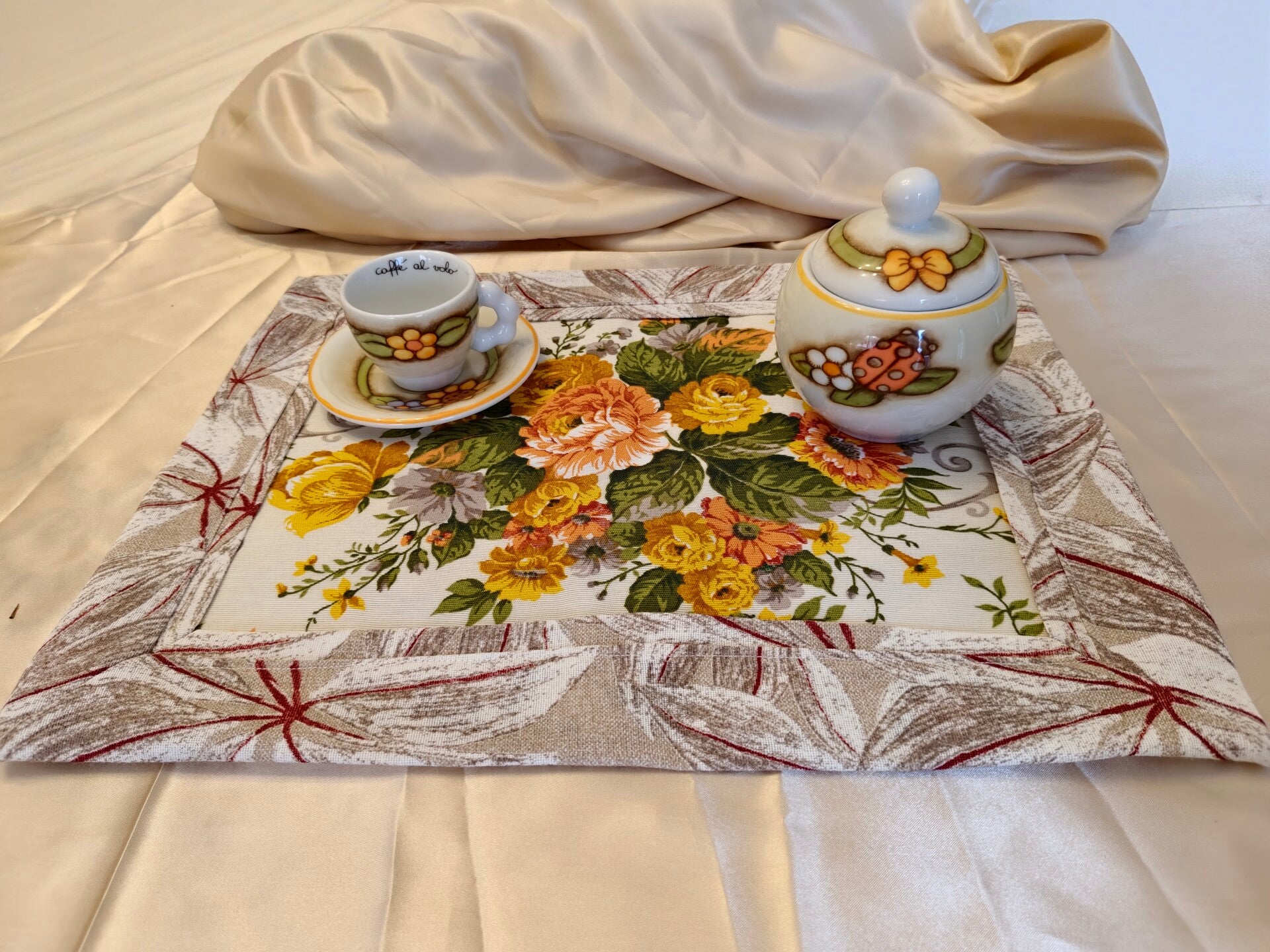 Tovagliette da Tavola all'americana "Cornice Floreale" - Motivo Botanical Vintage e Bordo Beige a Righe Rosse