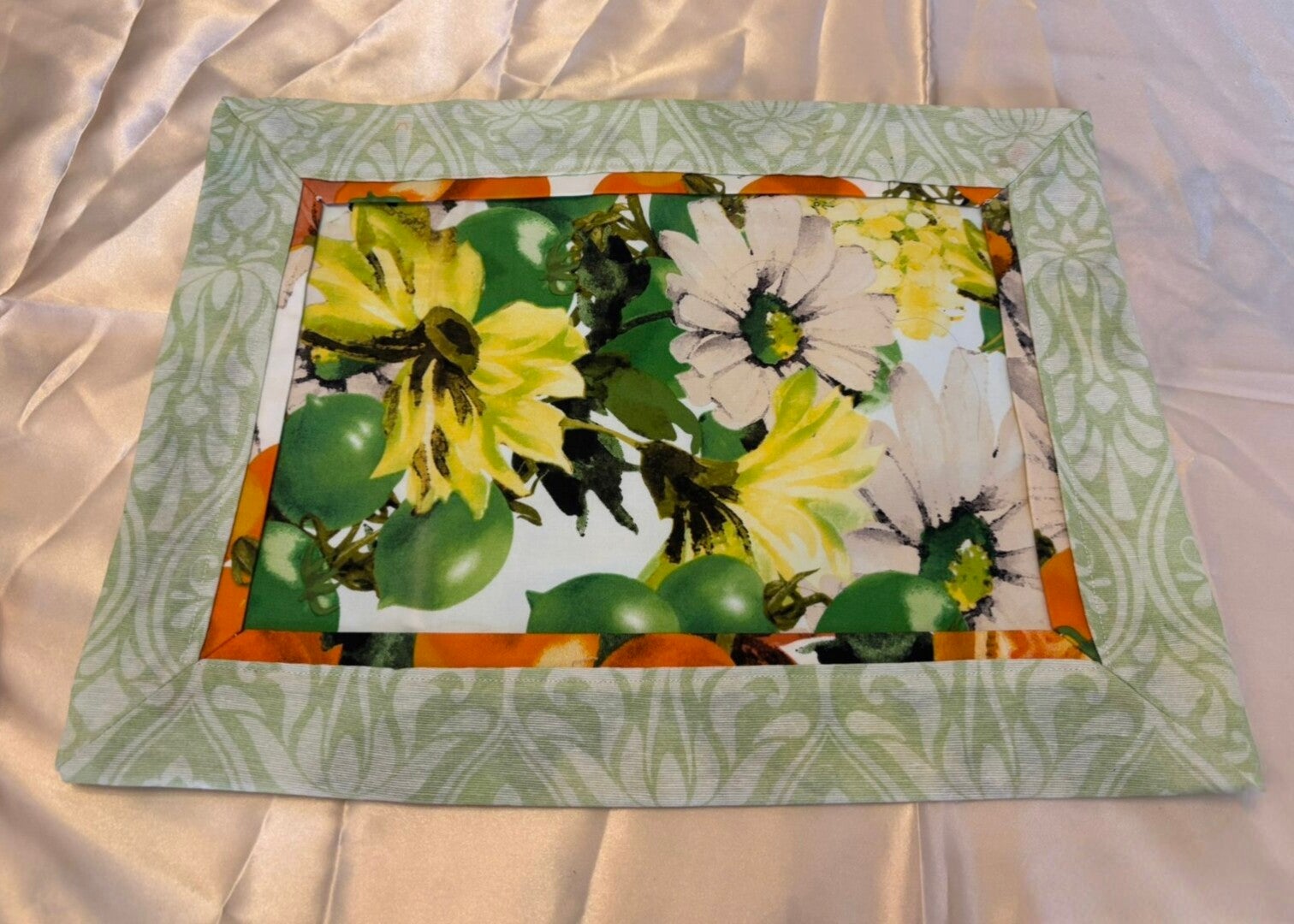 coppia di Tovagliette l'Americana in cotone con Fantasia Floreale e Fruttata – Bordo Verde Damascato