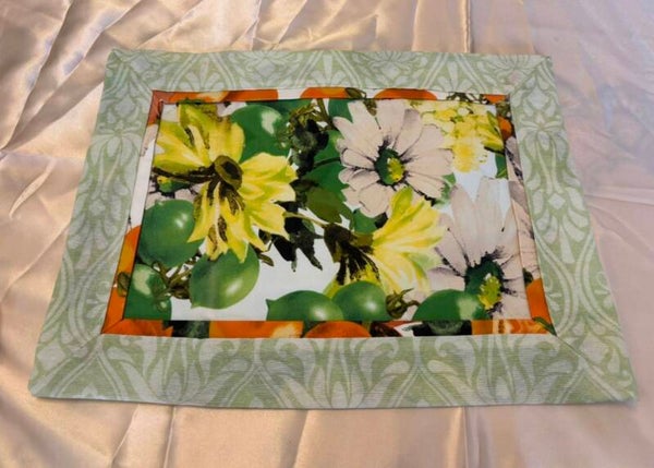 coppia di Tovagliette l'Americana in cotone con Fantasia Floreale e Fruttata – Bordo Verde Damascato