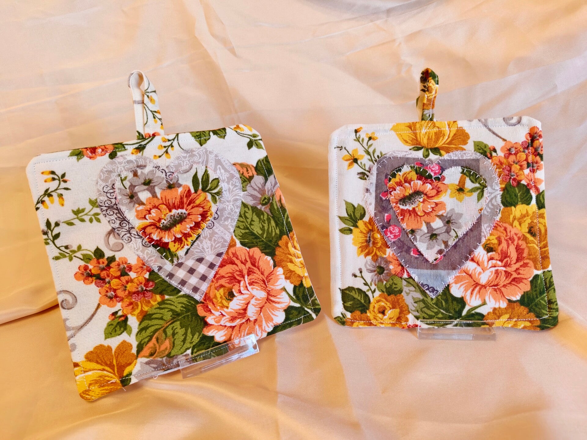 Coppia di Presine Artigianali Imbottite in Stile Country Chic – Motivo Floreale con Cuori
