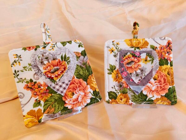Coppia di Presine Artigianali Imbottite in Stile Country Chic – Motivo Floreale con Cuori