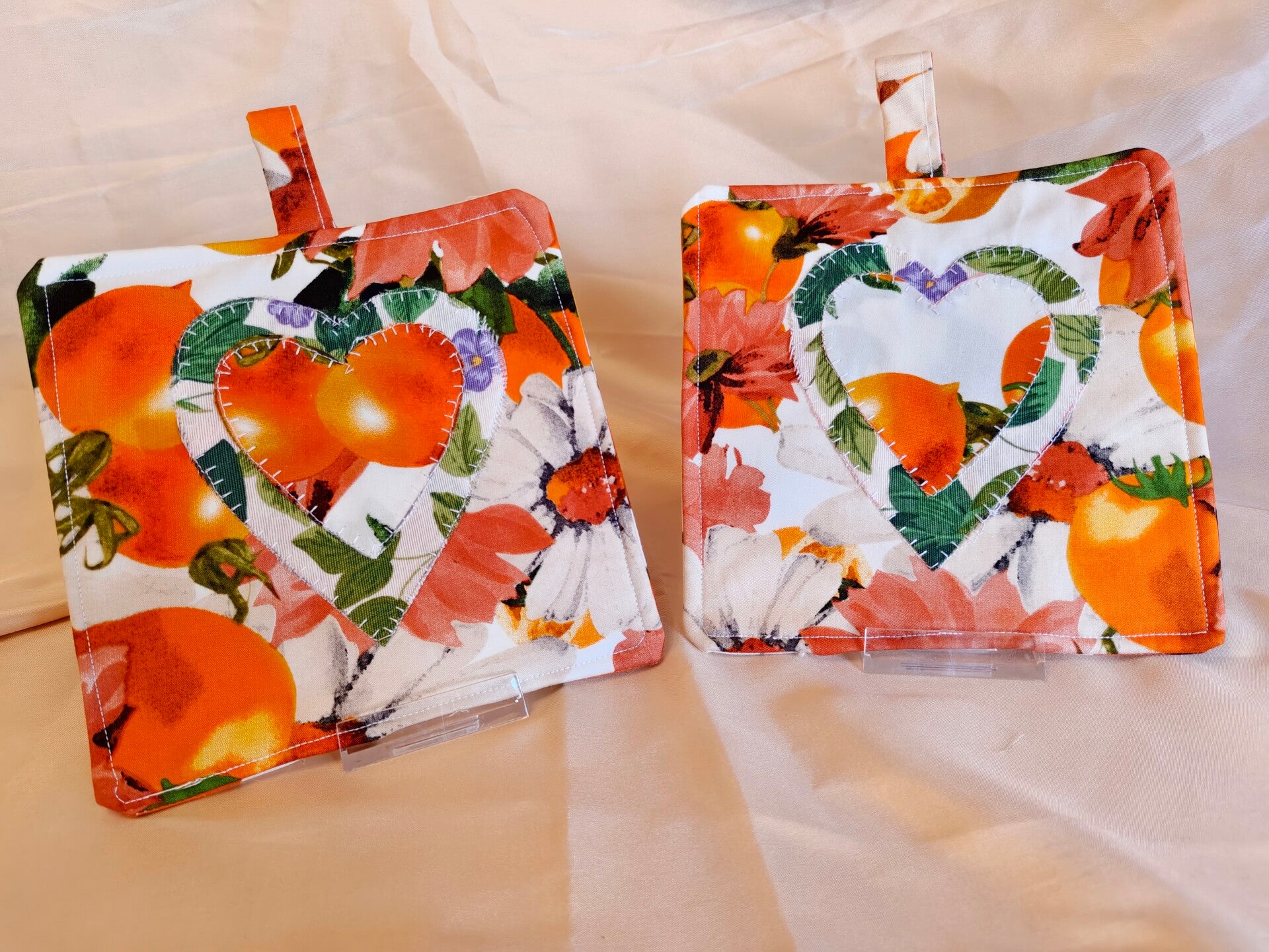​🍊 Coppia di Presine fatte a mano Quadrate con Applicazione a Cuore – Motivo Agrumi e Fiori