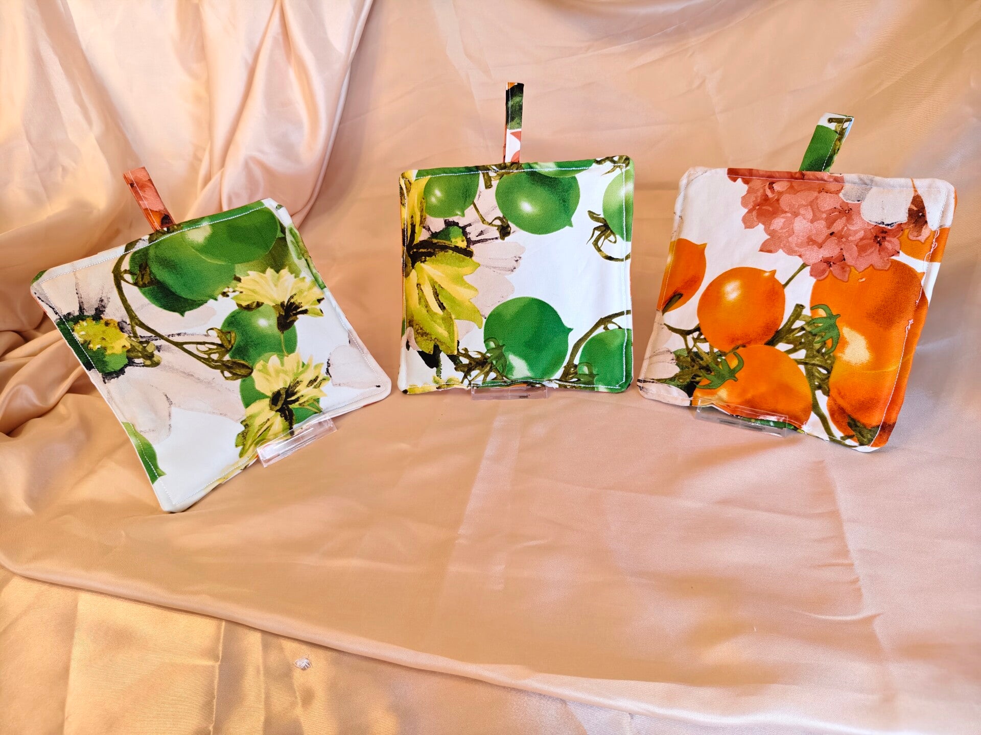 Set di tre Presine double-face fatte a mano – Fantasia Botanica con Pomodori Verdi/Rossi e Margherite