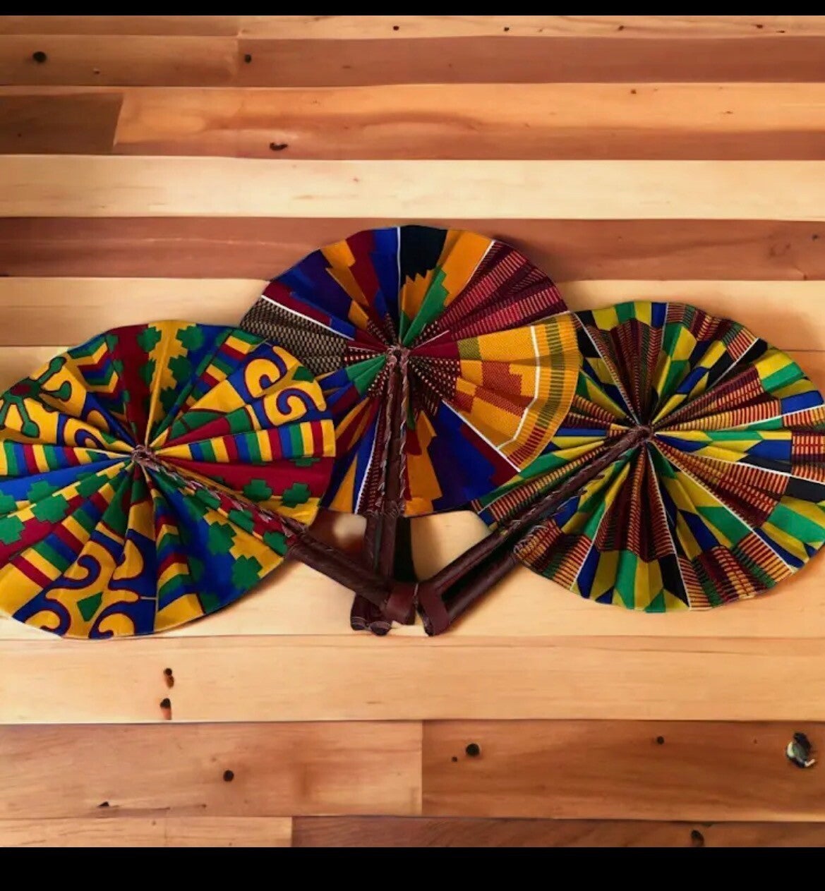 Éventail pliant en tissu kentu