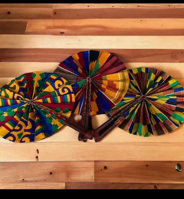 Éventail pliant en tissu kentu