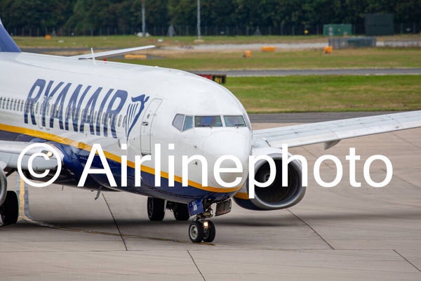 G-RUKM Boeing 737-8AS  Ryanair extreme close up