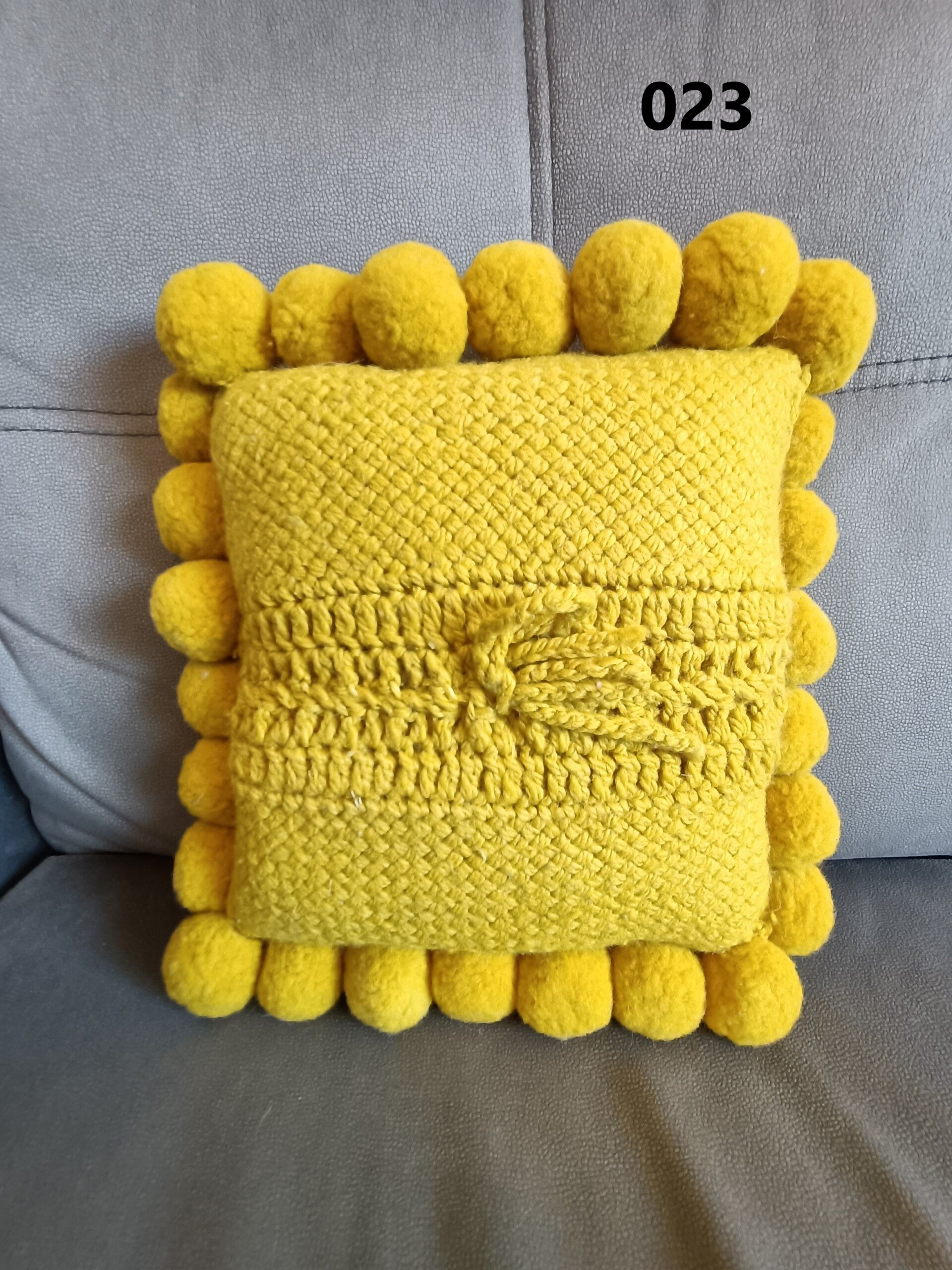 Cojín 30x30 cm con pompón