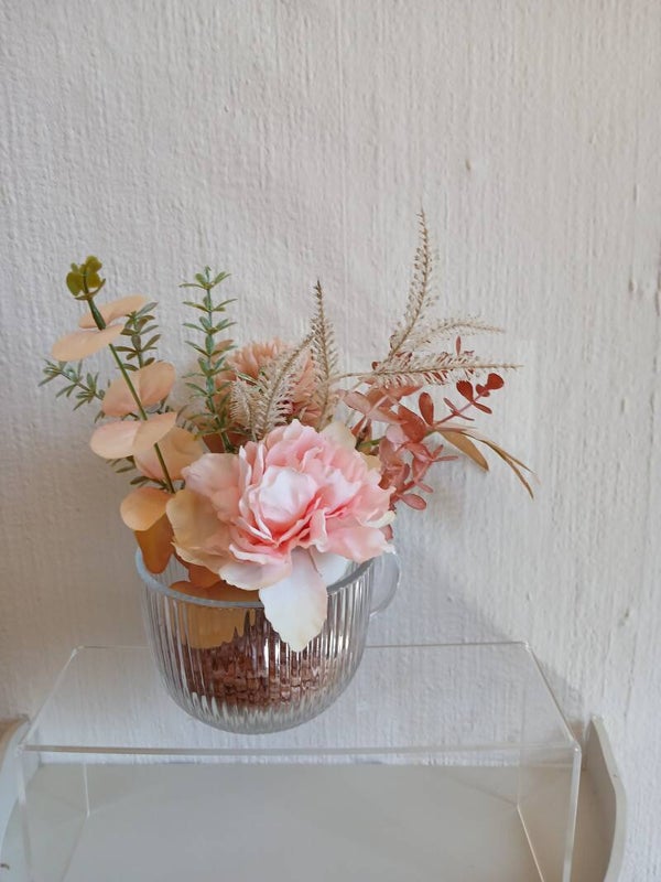 Pfingstrosen/Dahlien in Glasstasse