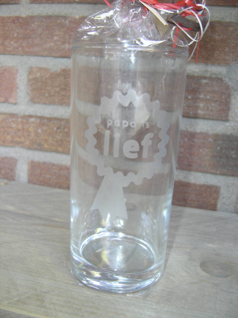 glas met tekst