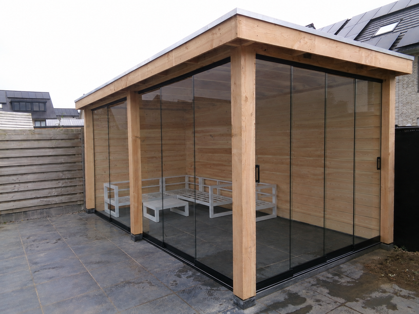 Douglas overkapping plat dak 5x3 met twee dubbelwandige wanden en negen glazen schuifpanelen