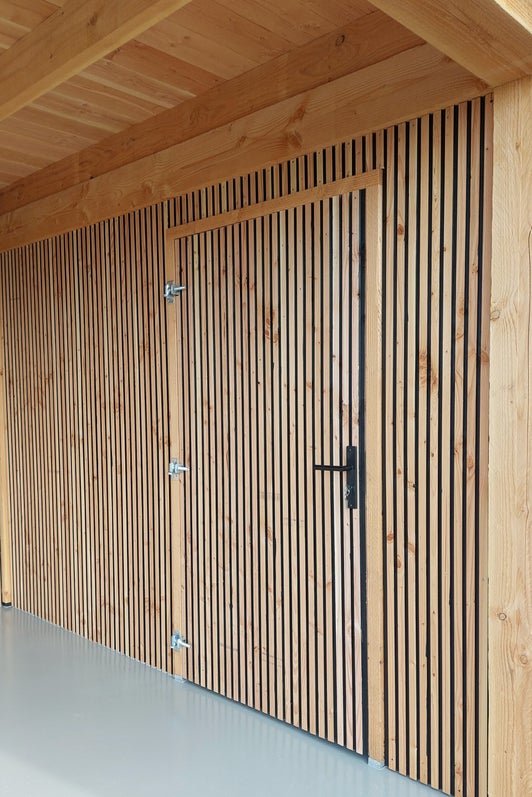 Verborgen deur bekleed met rhombusprofiel