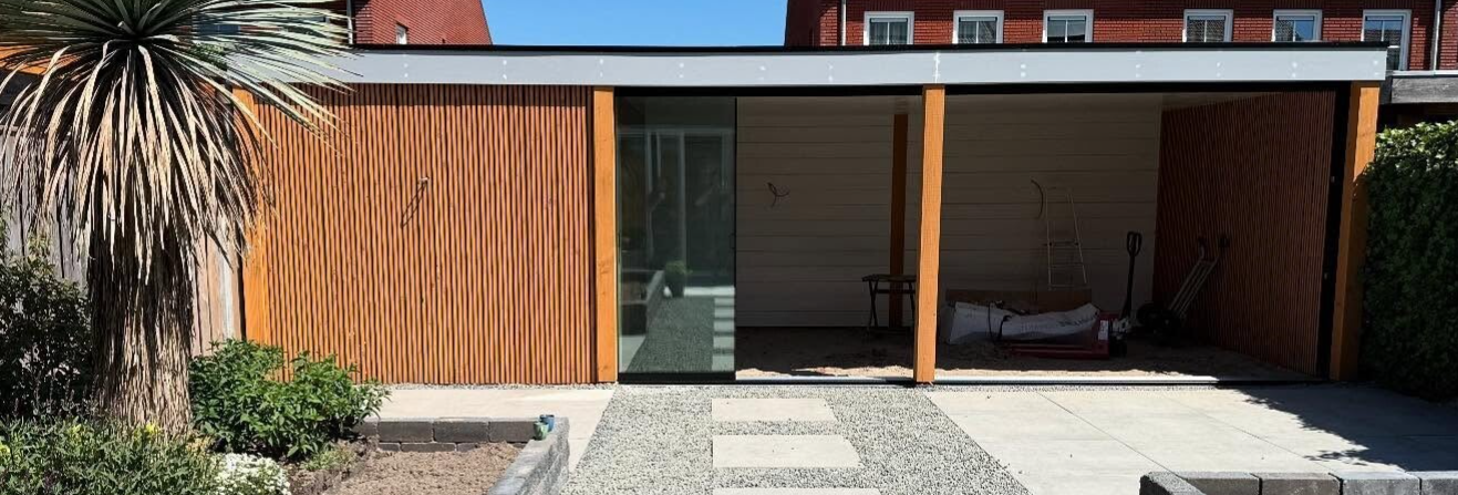 Douglas tuinhuis met overkapping op maat ontworpen en geplaatst