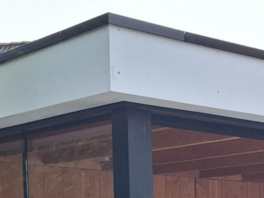Wit strak boeideel met aluminium kraaltrim