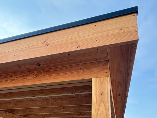 Zwarte aluminium daktrim met enkel boeideel