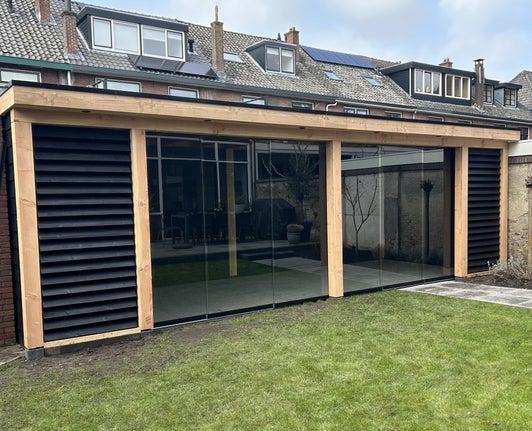 Douglas overkapping aan huis met glazen schuifwanden