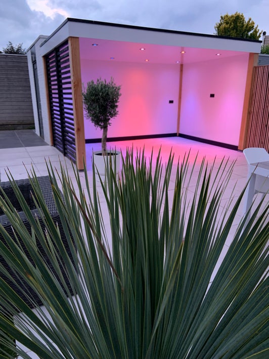 Moderne overkapping in Duiven met wit interieur