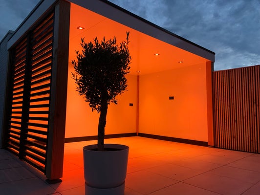Overkapping met verlaagd plafond en spotjes