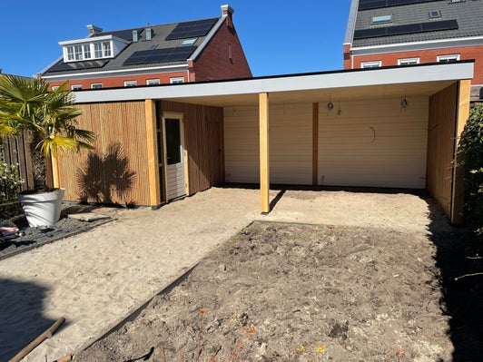 Schuur met overkapping in Zevenhuizen