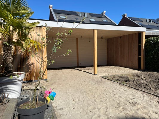 Binnenzijde overkapping met witte sponningsplanken