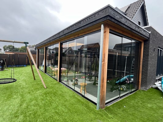 Tuinkamer aan huis met glas gemaakt van fijnbezaag douglas hout