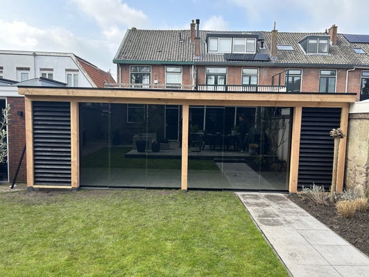 Ruime Douglas overkapping 5x3 compleet geplaatst