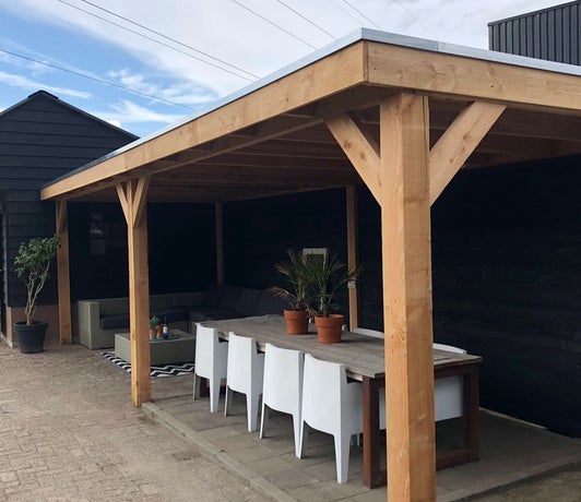 Ruime Douglas overkapping 5x3 compleet geplaatst