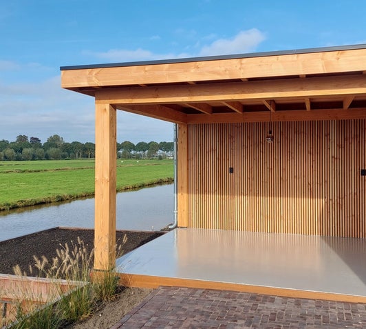 Robuuste Douglas overkapping met 20x20 staanders