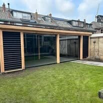 Fijnbezaagde Douglas overkapping met lamellen geplaatst door ons