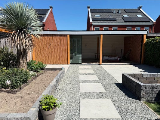 Maatwerk overkapping met rhombus gevelbekleding en glazen schuifwanden