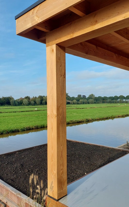 Douglas overkapping met berging en zwarte daktrimmen