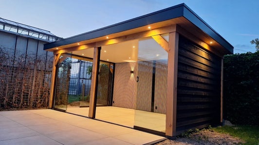 Douglas overkapping 500x300 als tuinkamer met glazen schuifwanden