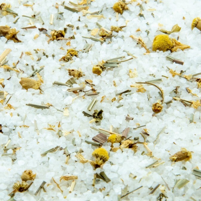 Grof wit badzout met limoengras en kamille