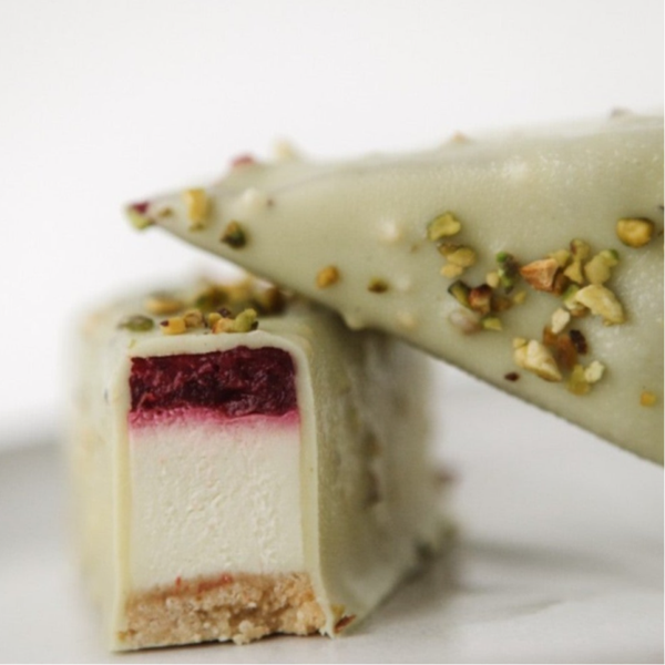 De cheesecake stick pistache, framboos & witte chocolade 6 stuks