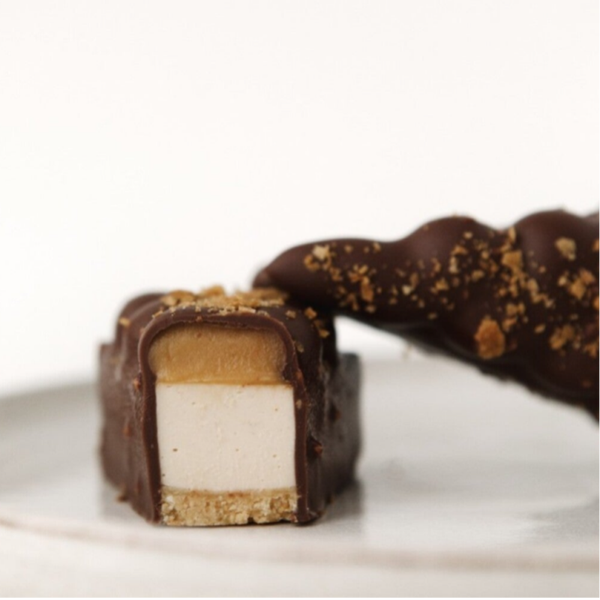 De Cheesecake Stick hazelnoot, karamel & melkchocolade 6 stuks