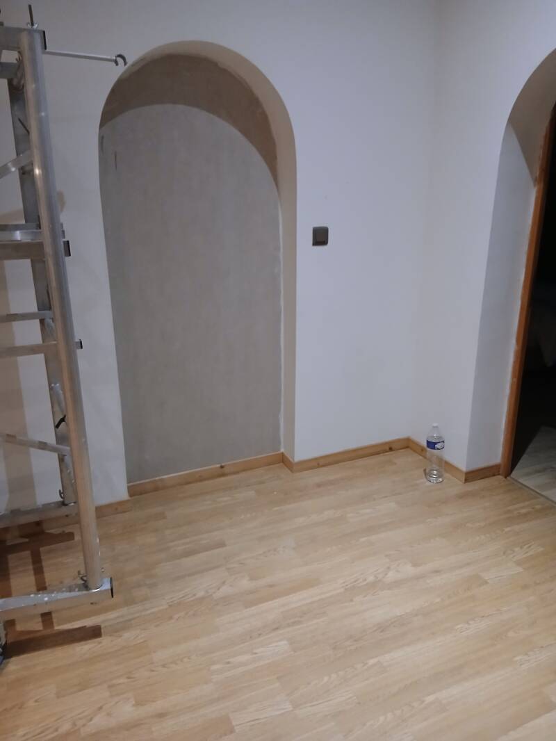 Fermeture temporaire d'une porte avec du placo et pose de plinthe secteur Servance