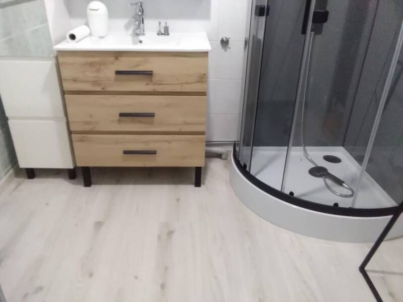 remplacement du revêtement de sol, dela vasque et du meuble et de la cabine de douche
