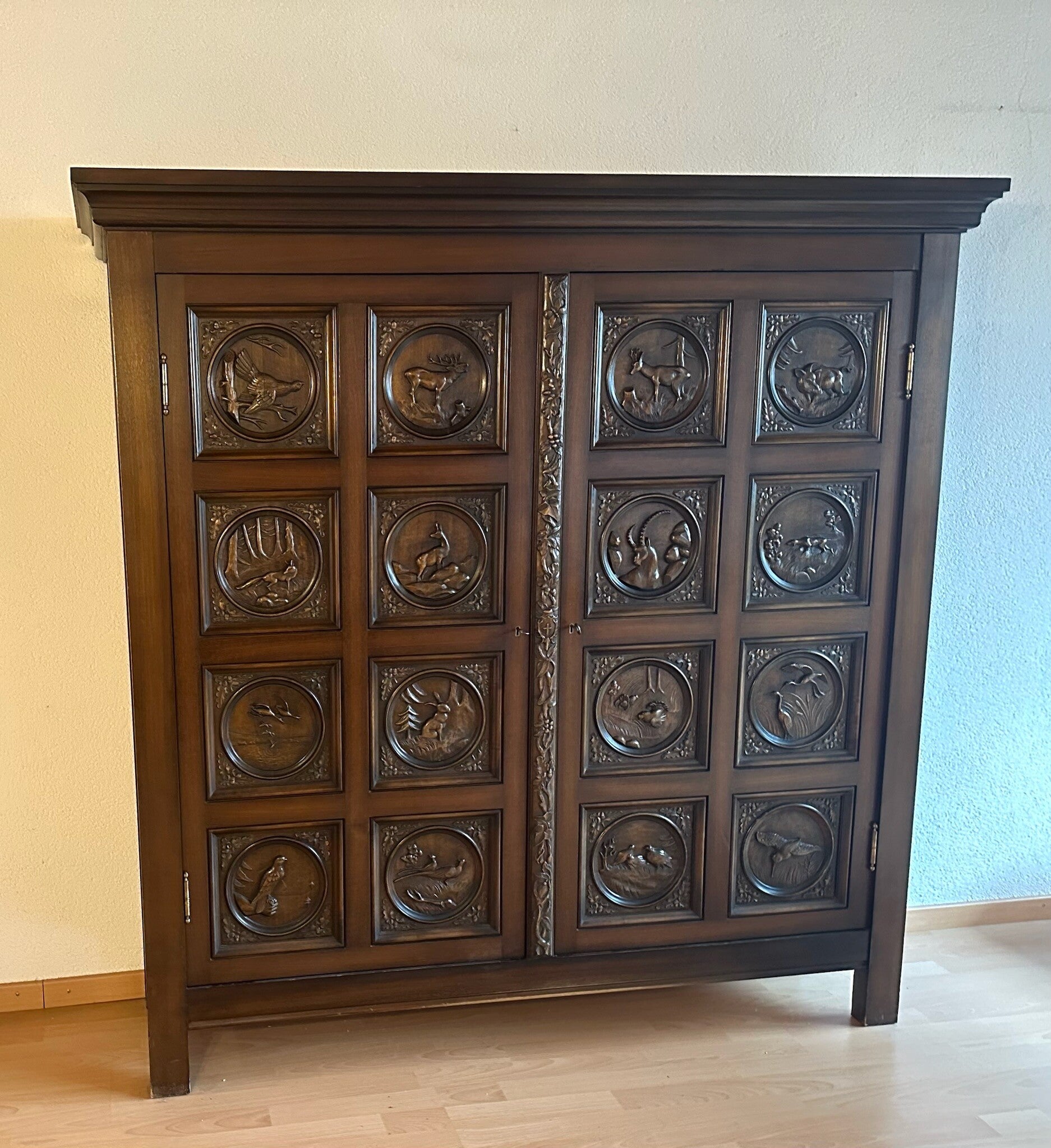 Jagd Schrank aus Nussbaum