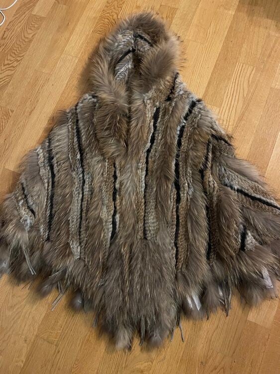 Sehr schöner Poncho mit Kapuze aus echtem Fell