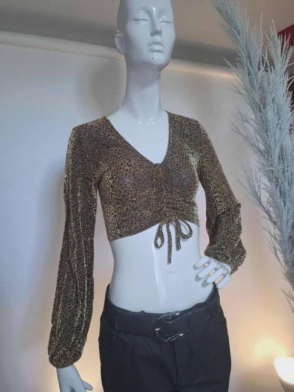 Crop top doré manches longues à motif léopard pailleté