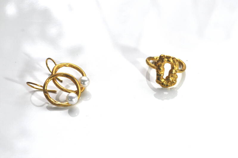 Gouden oorringen met ring