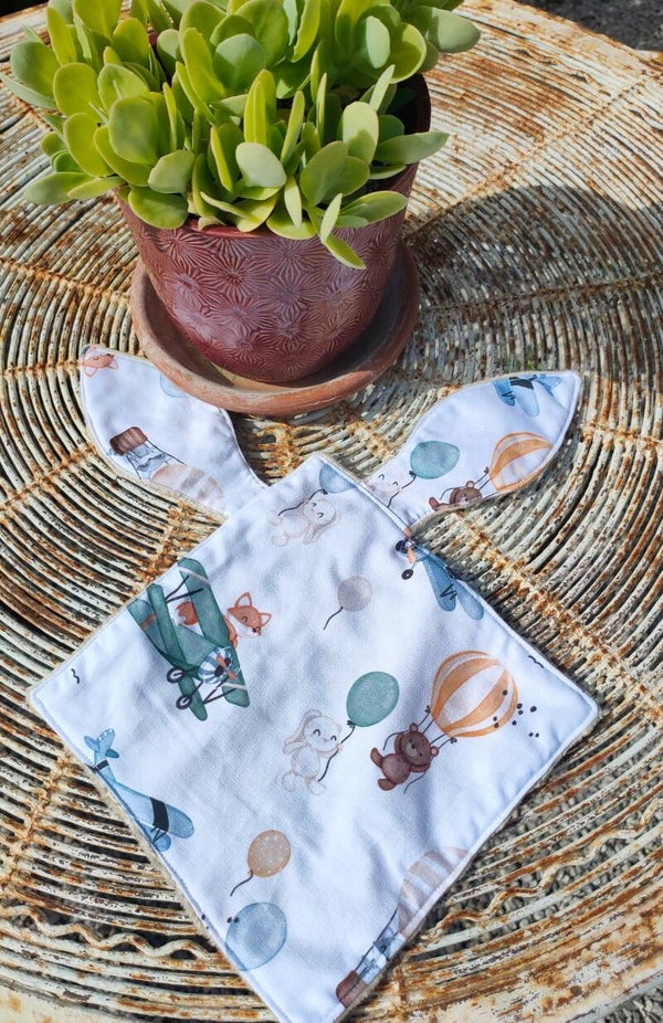 🐰 Doudou Lapin avec Oreilles – Motif Ballons & Animaux