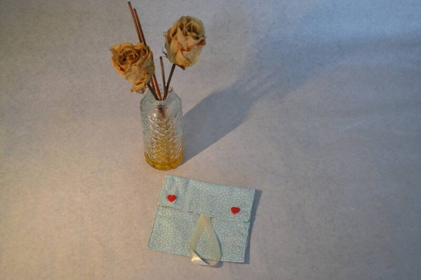 💙 Pochette à Savon – Pois Blancs & Boutons Cœur