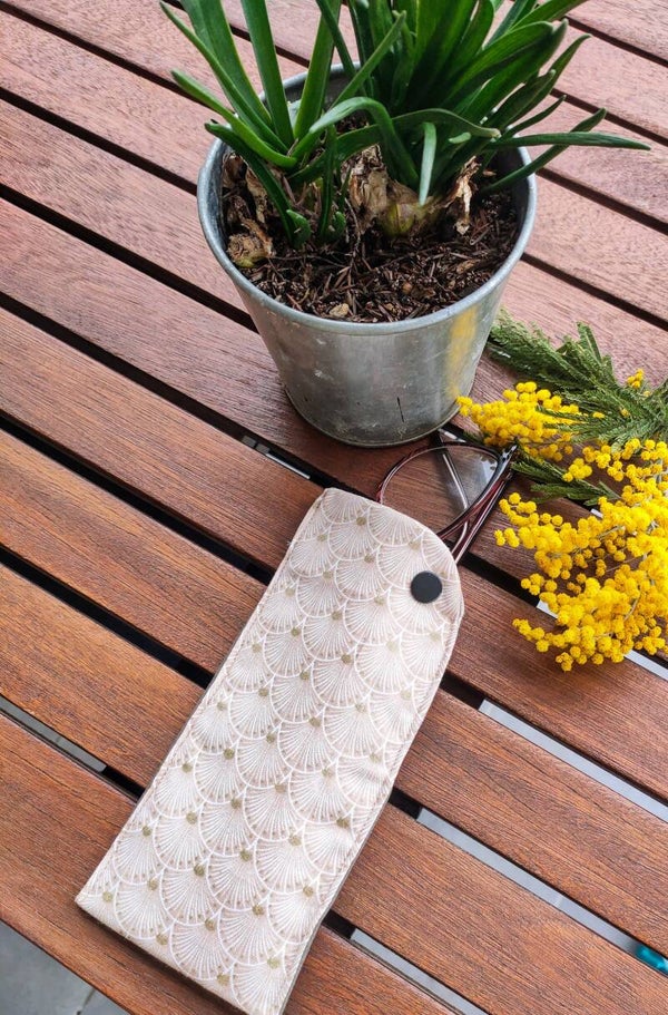 Étui à lunettes motif écaille beige – Fait main