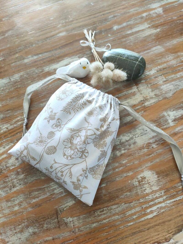 petit poncho avec son bandeau de soin et ses 2 lingettes lavables