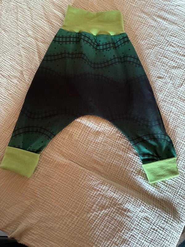 Pumphose Eisenbahn grün Größe 92/98